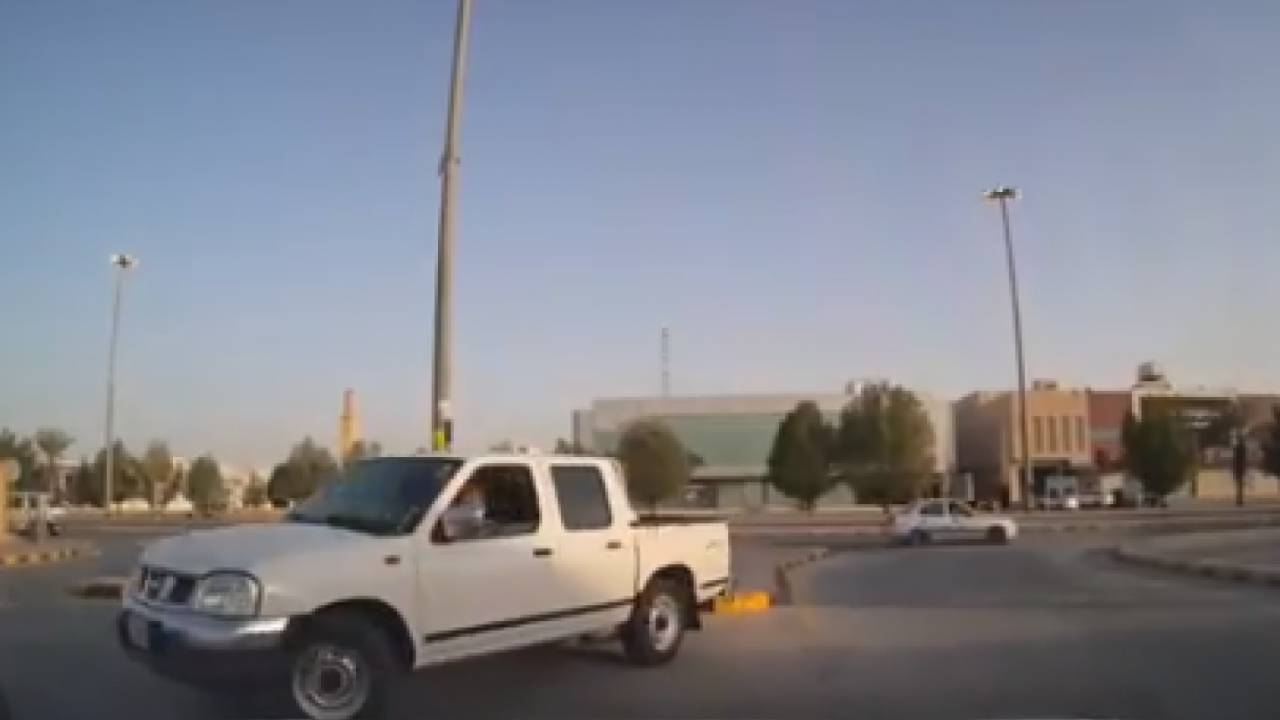 مقطع يوثق تفحيط شخص في أحد أحياء الرياض.. والمرور يتدخل