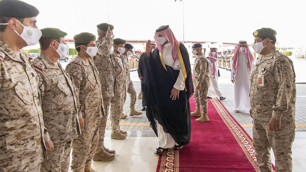 إنفاذًا لتوجيهات ولي العهد.. نائب وزير الدفاع يتفقد قيادة القوات البرية الملكية