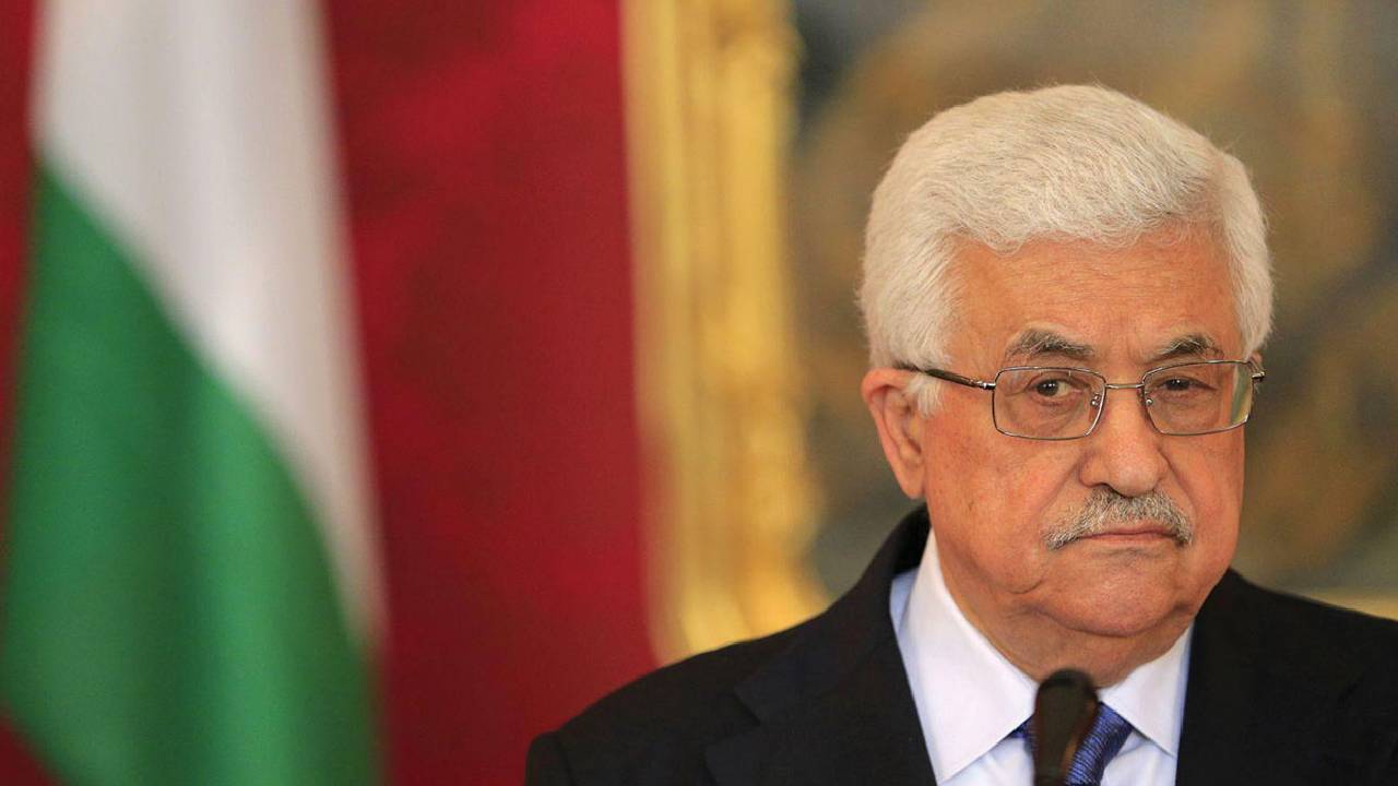 عباس يطير إلى القاهرة لعقد قمة مصرية أردنية فلسطينية