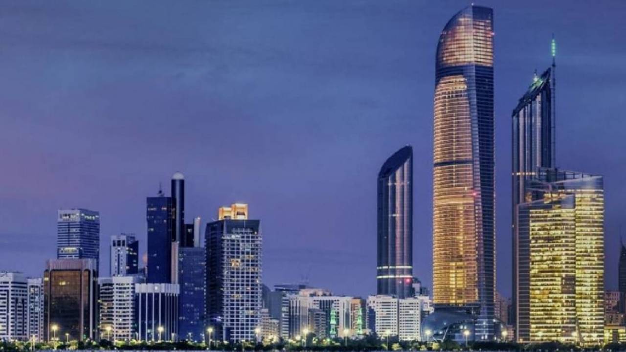 أبوظبي تلغي الحجر الصحي لجميع المطعمين القادمين من خارج الإمارات