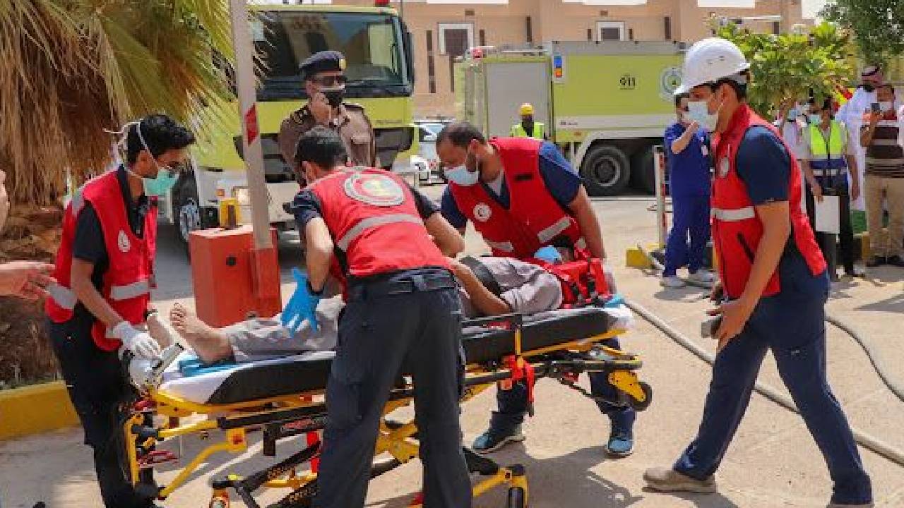 بالصور.. الهلال الأحمر ينفِّذ فرضية حريق بالرياض وكيفية التعامل مع الإصابات