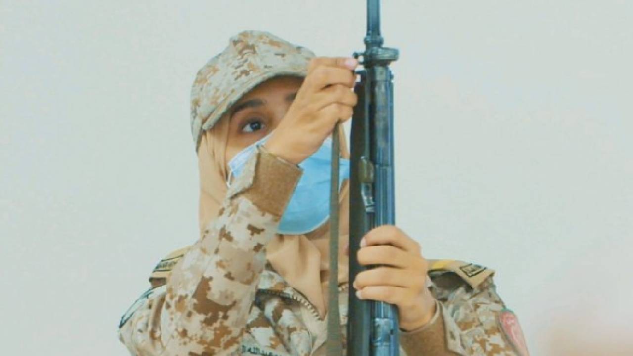 وزارة الدفاع تحتفي بالمقاتلة السعودية فريدة اليزيدي