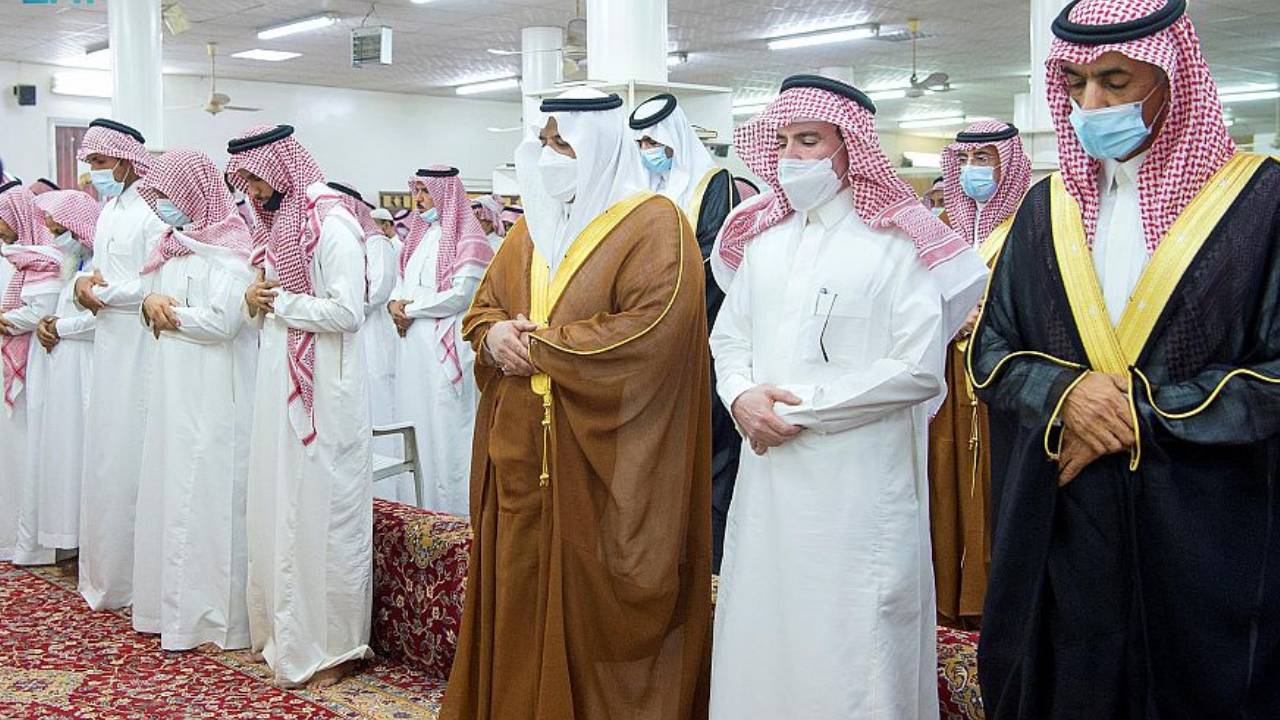 بالصور.. نائب أمير الرياض يؤدي صلاة الميت على والدة أمين مجلس المنطقة